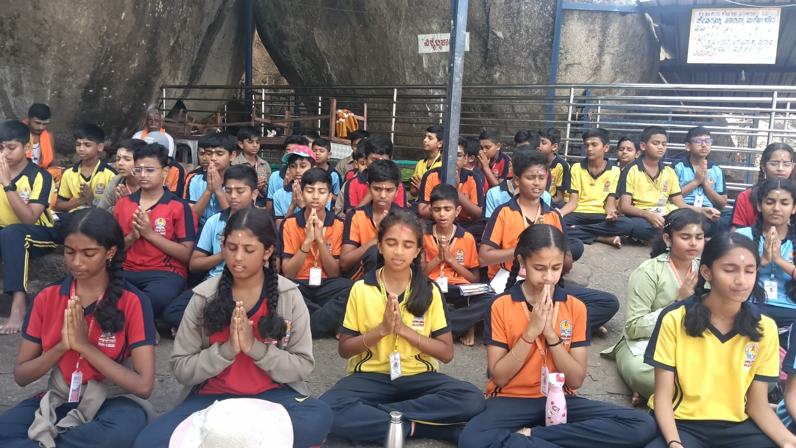RVK – Hassan Class 7 Students Explore Hoysala Heritage Jenukallu, Haranahalli, and Koravangala (2)