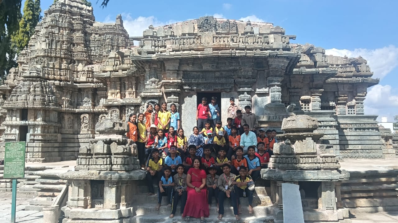 RVK – Hassan Class 7 Students Explore Hoysala Heritage Jenukallu, Haranahalli, and Koravangala (4)