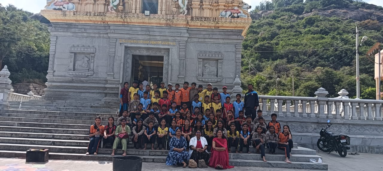 RVK – Hassan Class 7 Students Explore Hoysala Heritage Jenukallu, Haranahalli, and Koravangala (5)