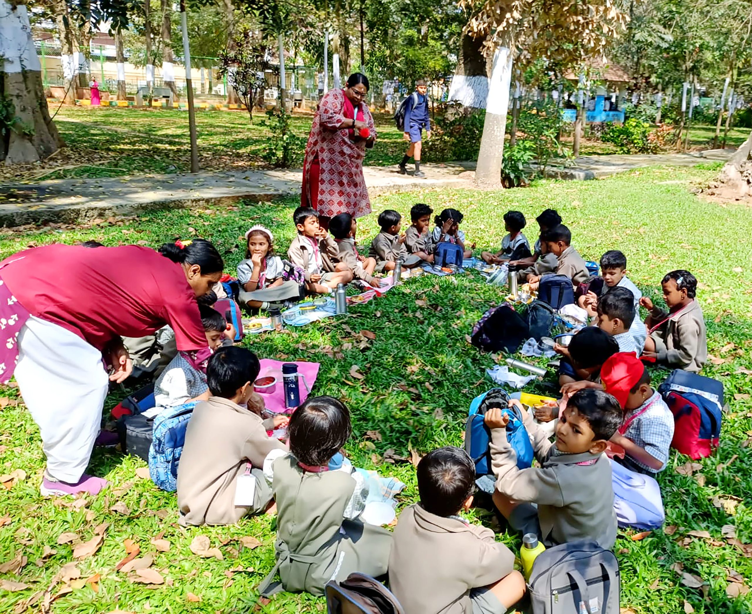 A Fun-Filled Field Trip for RVK – Hassan LKG Students (2)