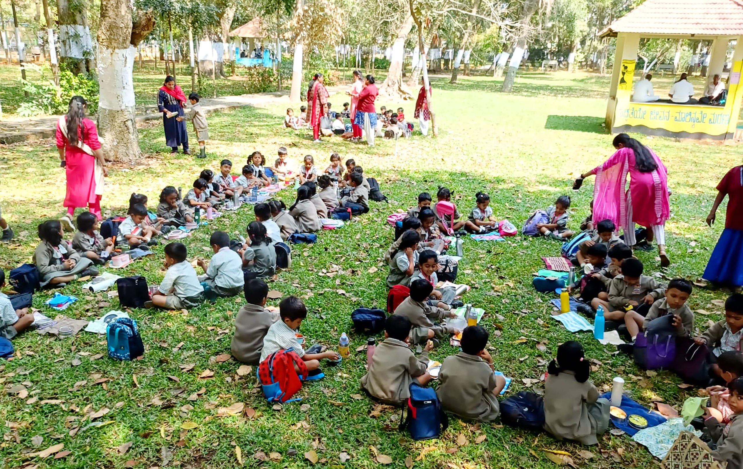 A Fun-Filled Field Trip for RVK – Hassan LKG Students (4)