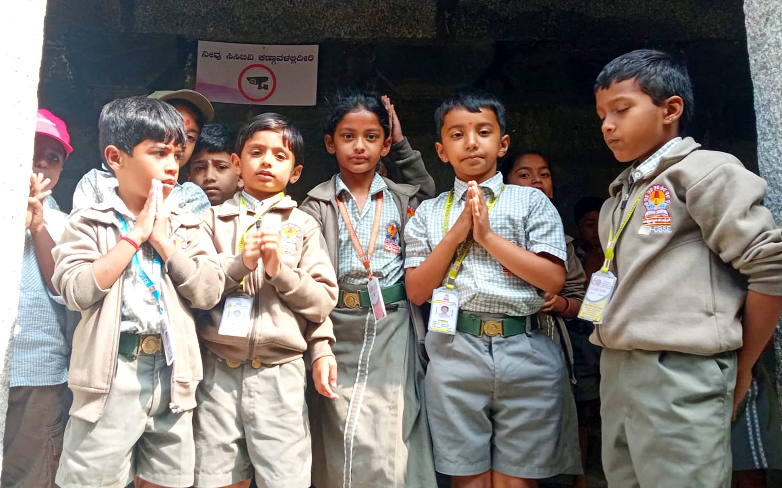 RVK – Hassan students visits Temples at 4.34.13 PM (1)