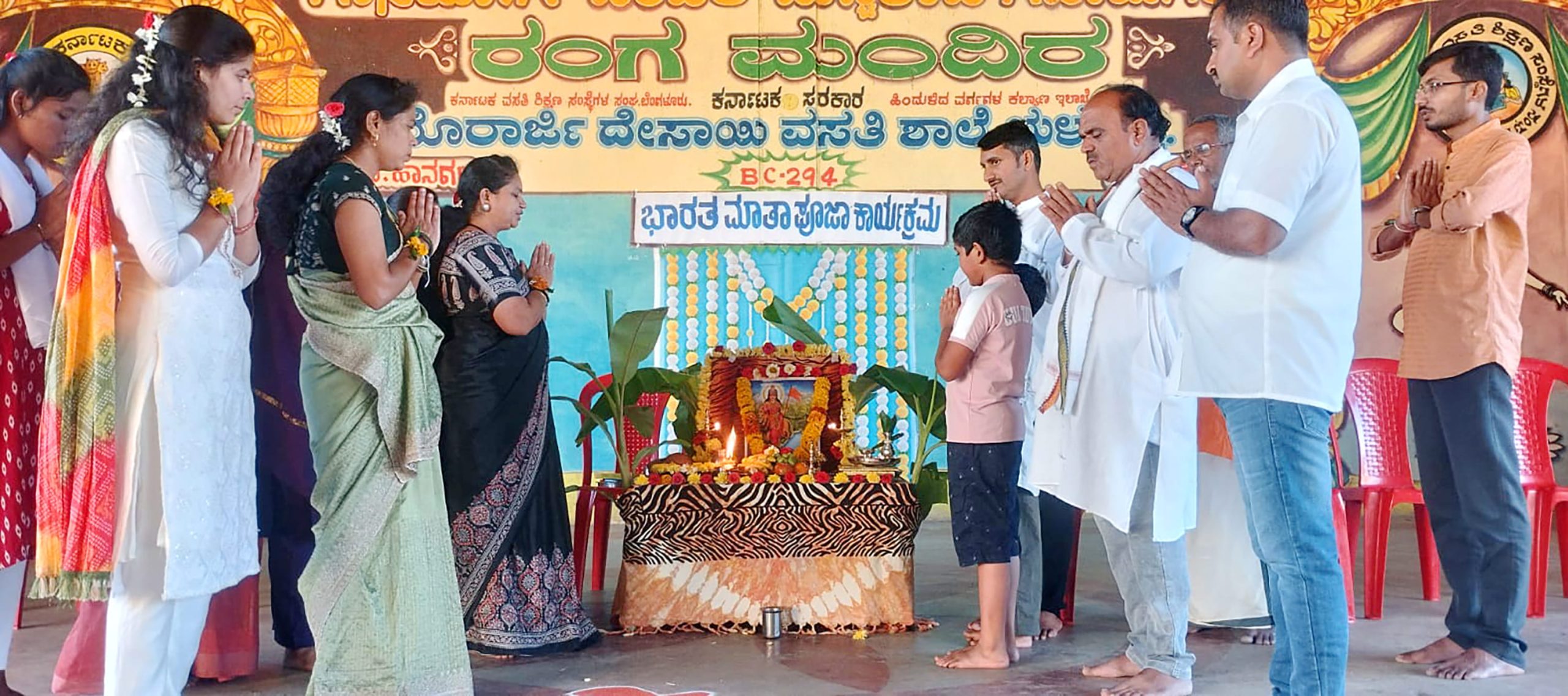 RVK – Hassan students visits Temples at 4.44.11 PM (1)