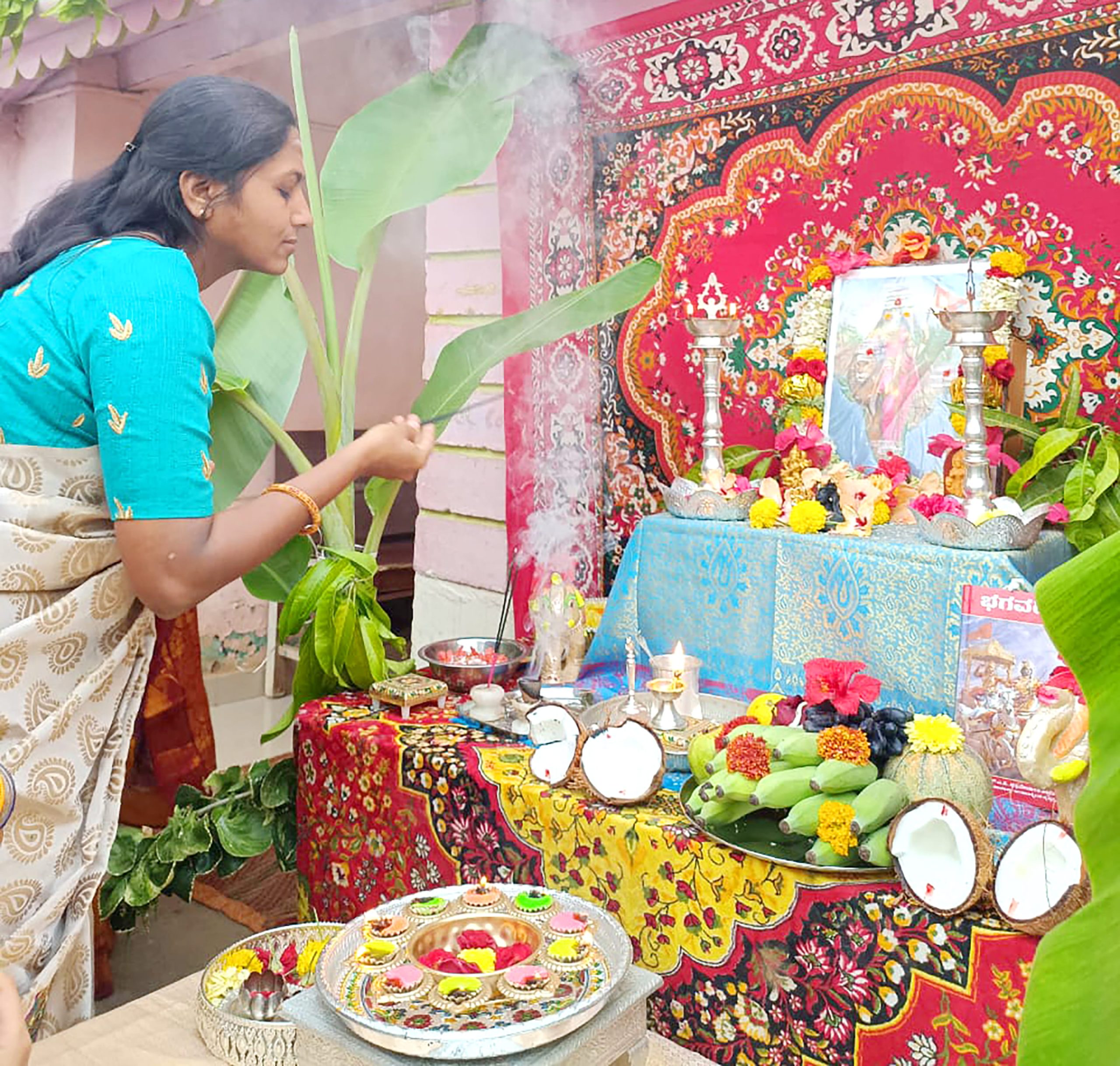RVK – Hassan students visits Temples at 4.44.13 PM (1)
