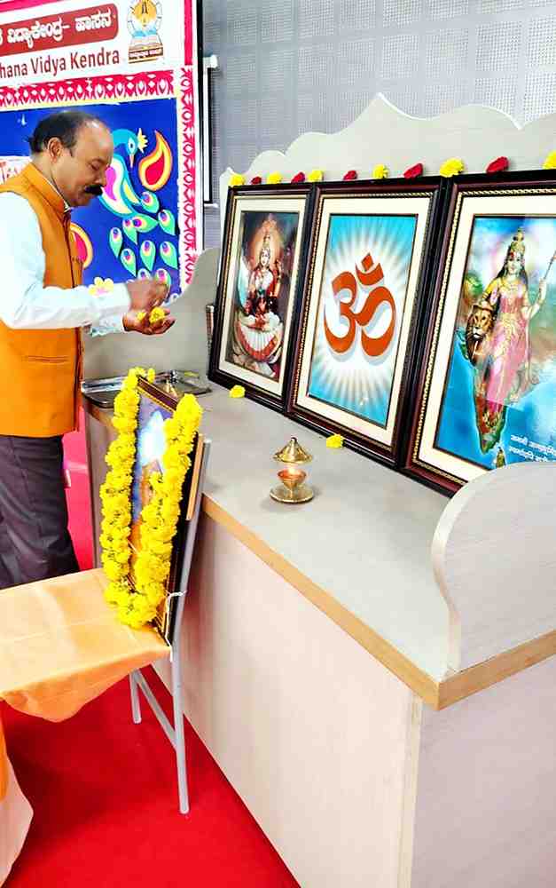 RVK - Hassan Marks Teachers Day with Cultural Performances and Felicitations 12-50kb