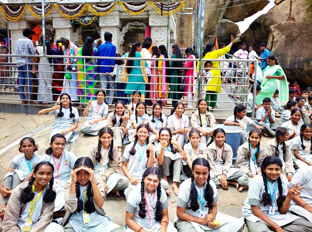 RVK – Hassan Organises Educational Trip to Sri Jenukallu Siddeshwara Swamy Betta for Class 7 Students (1)