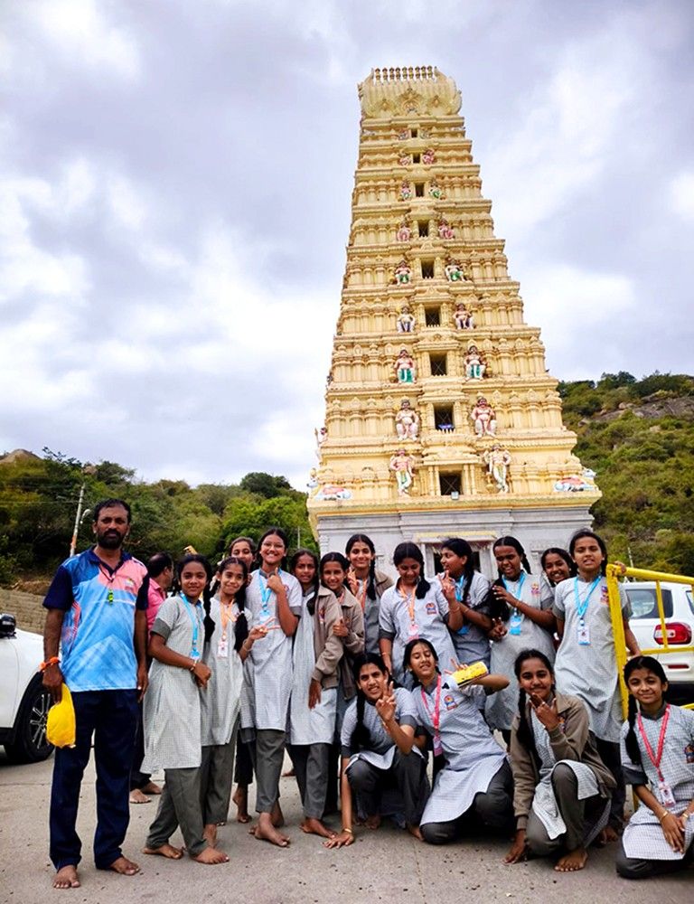 RVK – Hassan Organises Educational Trip to Sri Jenukallu Siddeshwara Swamy Betta for Class 7 Students (2)